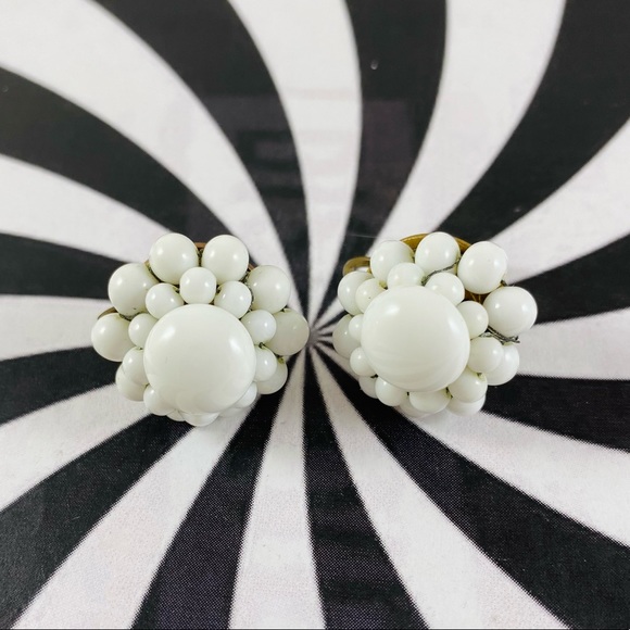 Vintage 1960’s screw back glass bearded earrings - Picture 1 of 3